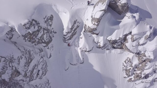 Drone skieur en rappel dans une face
