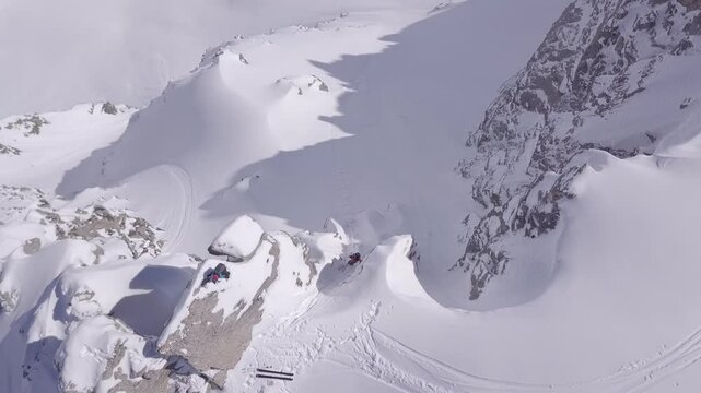 Drone skieur en rappel dans une face