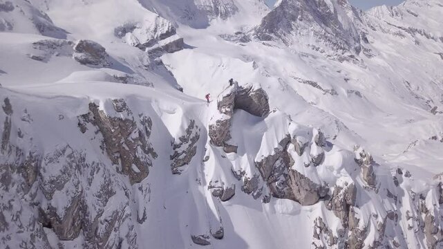 Drone skieur en rappel dans une face