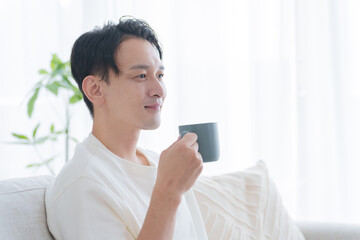 飲み物を飲む男性