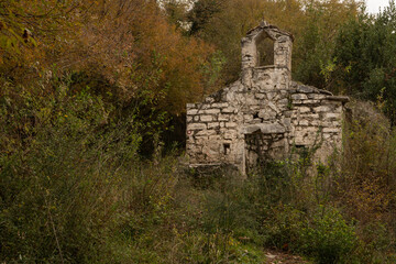 Obraz premium Fantasy ruins of an ancient church in the forest - background wallpaper