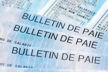Plusieurs bulletins de paie français, avec quelques-unes des nombreuses lignes des cotisations et...