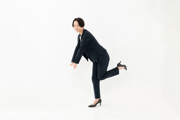 コミカルなポーズをする女性