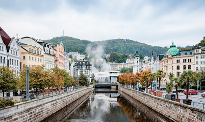 Historische Kurstadt Karlovy Vary mit Thermalquellen, Herbststimmung und eindrucksvoller...