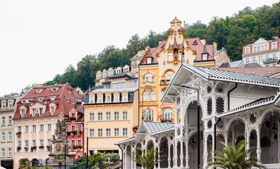 Historische Kulisse von Karlovy Vary mit reich verzierten Fassaden und der ikonischen Kolonnade vor einer malerischen Hügellandschaft Karlsbad, Tschechien 2024-10-01