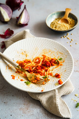 Vegane rote Linsen Bolognese mit Spaghetti auf einem weißen Teller. Gesunde Ernährung.