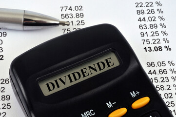 Calculatrice affichant dividende posée un listing de pourcentages