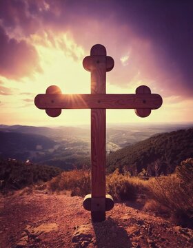  Cruz ortodoxa de madeira com vista de montanhas ao entardecer