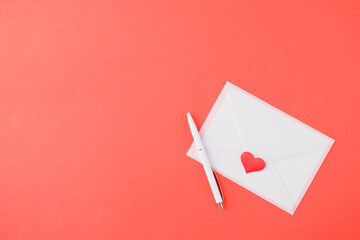 Naklejka premium valentines day letter and envelope on red background