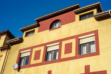 Fototapeta premium Fachada colorida de edificio antiguo