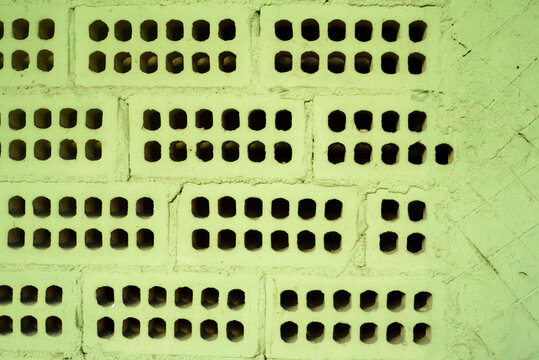 Pared de ladrillos pintada de verde feo