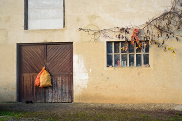 Bolsas de pan en puerta de cuadra en casa de pueblo