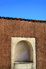 Nicho con arco redondeado en pared rústica © Darío Peña