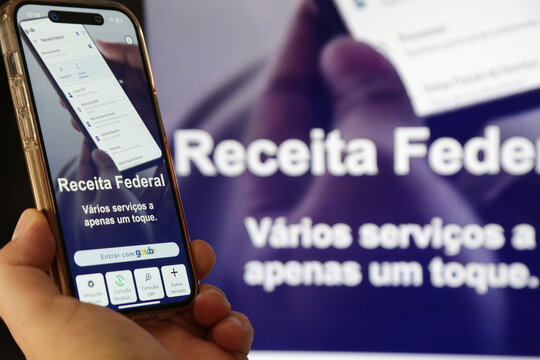Aplicativo da Receita Federal Pix n&atilde;o ter&aacute; cobran&ccedil;a de imposto com fundo da tela de um celular azul.