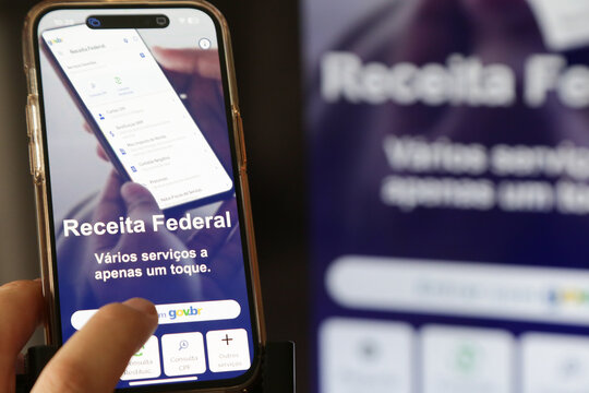 Aplicativo da Receita Federal Pix n&atilde;o ter&aacute; cobran&ccedil;a de imposto com fundo da tela de um celular azul.