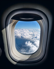 Paisaje de nubes y cielo a traves de la ventanilla de un avion de pasajeros