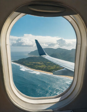 Vistas de mar y monta&ntilde;as a traves de la ventanilla de un avion de pasajeros en vuelo con cielo azul, concepto de viaje, turismo, transporte a&eacute;reo, viajes, vacaciones y estilo de vida