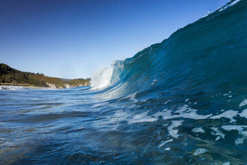 Welle Brist an der Küste. Blaues Salzwasser des Ozeans.