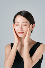 スキンケアをする女性