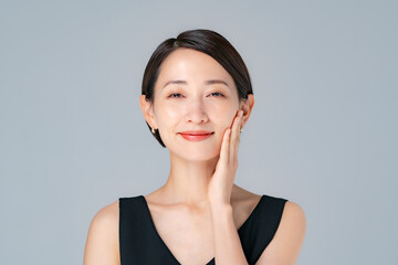 スキンケアをする女性