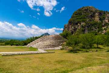Pir&aacute;mide de la Zona Arqueol&oacute;gica de Chalcatzingo rodeada de monta&ntilde;as y naturaleza