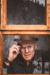 Alter Mann am Fenster