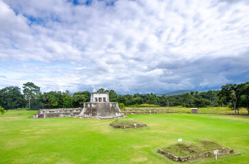 Fototapeta premium Wide view of the Mayan City of Zaculeu. Imposing pyramid-shaped buildings, surrounded by mountains close to the clouds.