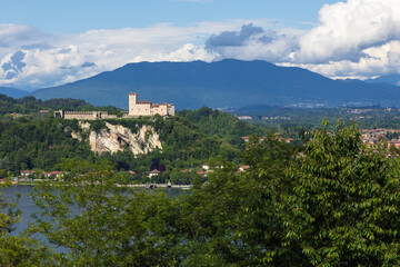 Veduta da Arona sul Lago Maggiore in Piemonte e sullo sfondo il Castello di Angera sul lato Lombardo