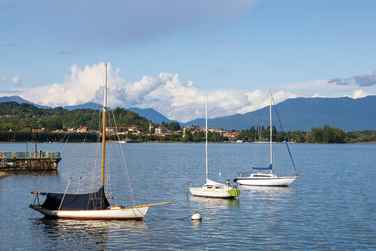 Veduta da Arona sul Lago Maggiore in Piemonte e sullo sfondo il lato Lombardo
