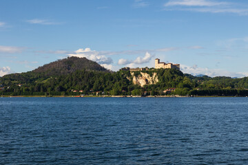 Vista panoramica da Arona in Piemonte sul Lago Maggiore e sullo sfondo il Castello di Angera sul...