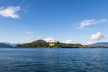 Fototapeta premium Vista panoramica da Arona in Piemonte sul Lago Maggiore e sullo sfondo il Castello di Angera sul lato Lombardo
