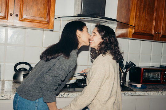 Direct flash ugc couple kiss