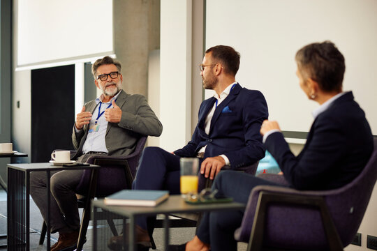 Businesspeople are talking on a teambuilding event