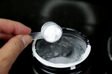 Colher de 5g de creatina pura na agua pronta para consumo humano.