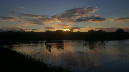 Obraz premium sunset over the lake