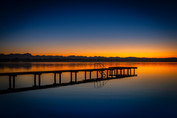Steg am Starnberger See im romantischen Sonnenuntergang