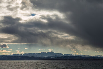Aufnahme von Regenwolken am Bodensee, mit Blick zum S&auml;ntis.