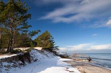 Zimowa plaża nad Bałtykiem na Półwyspie Helskim