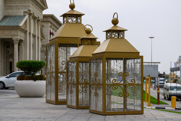 Obraz premium Doha, Qatar, 24 March 2024: Outdoor Ramadan Lanterns “The decorated Arabic lantern is a celebration of the holy month of Ramadan”