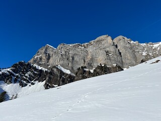 Steep rocky peaks of the Churfirsten mountain range, above Lake Walensee and the Swiss town of Walenstadtberg (Die steilen Felsgipfel der Churfirstengruppe oberhalb des Walensees, Schweiz)