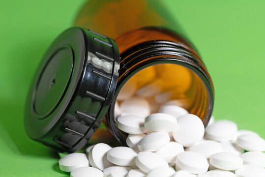 Magnesiumtabletten in einer Flasche in einer Nahaufnahme