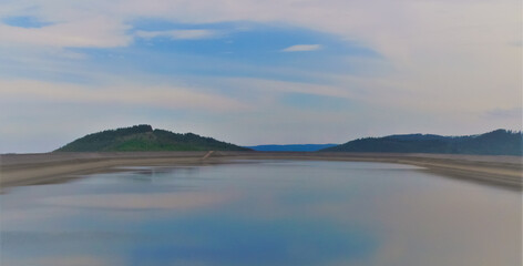 Spokojny zbiornik ze wzgórzami i refleksami © Oliwia