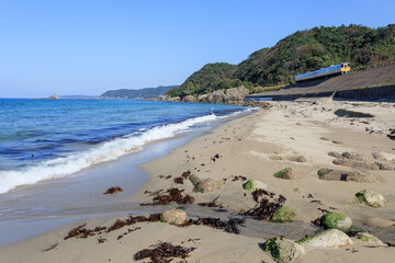 真っ青な日本海に沿って走るローカル線の絶景