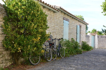 Vélo devant une maison en pierre, la Flotte, Ile de Ré, France