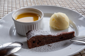 デザートプレート　ガトーショコラ　プリン　アイスクリーム
