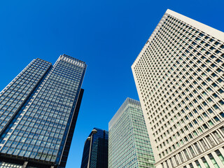 青空の下のビジネス街　東京の丸の内