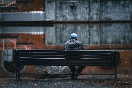 Persona reflexionando en el lago de la f&aacute;brica abandonada 