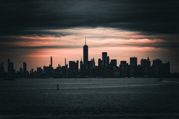 Fototapeta premium Ciudad de New York, atardecer, oscuridad 