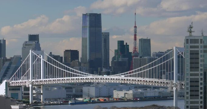 大きな吊り橋と高層ビル群が見える都市の風景。