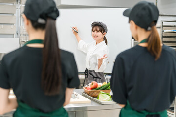 調理師のセミナー・勉強会で教える講師の女性（フードコーディネーター・管理栄養士）
